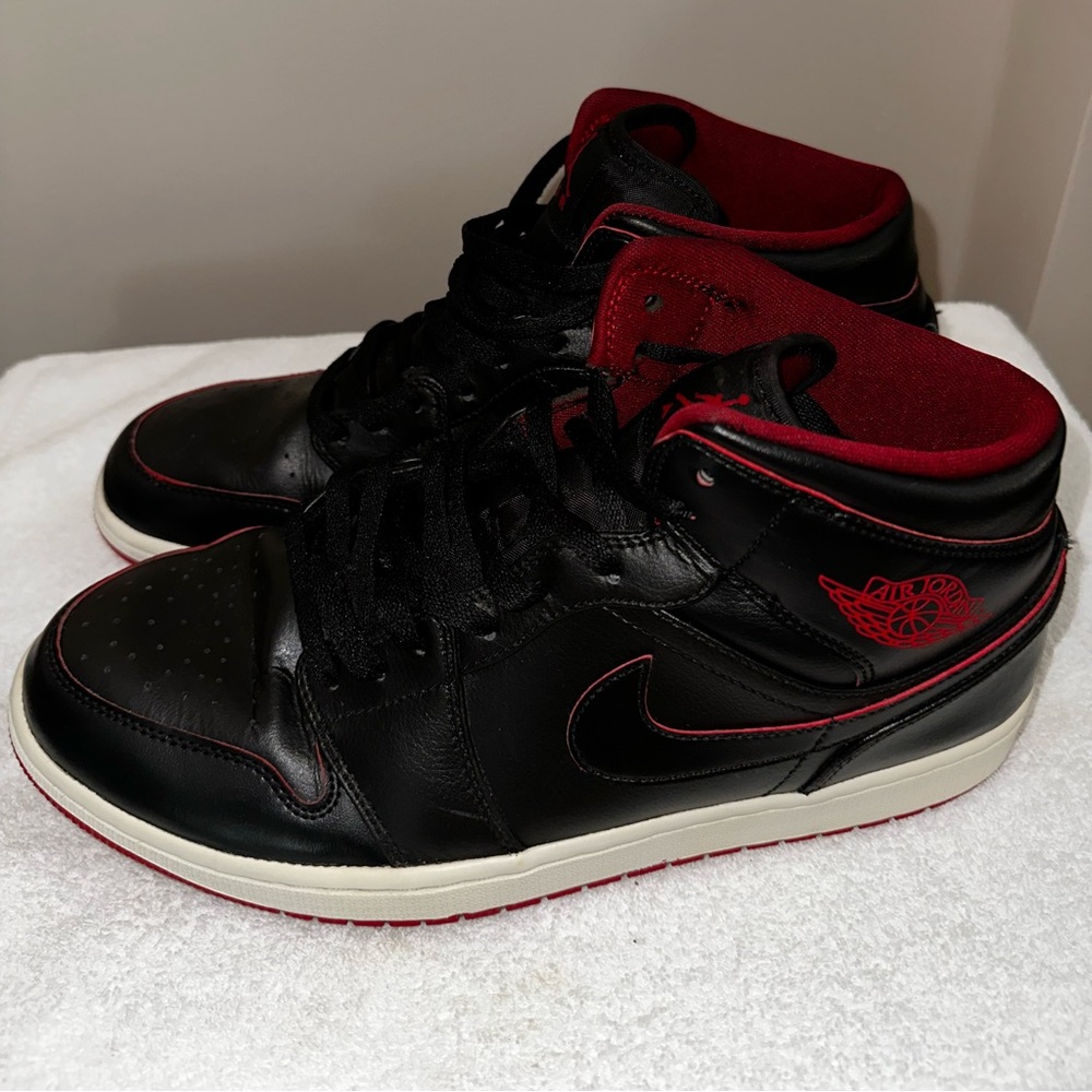 Jordan 1 Mid Black Red 2015 size 12